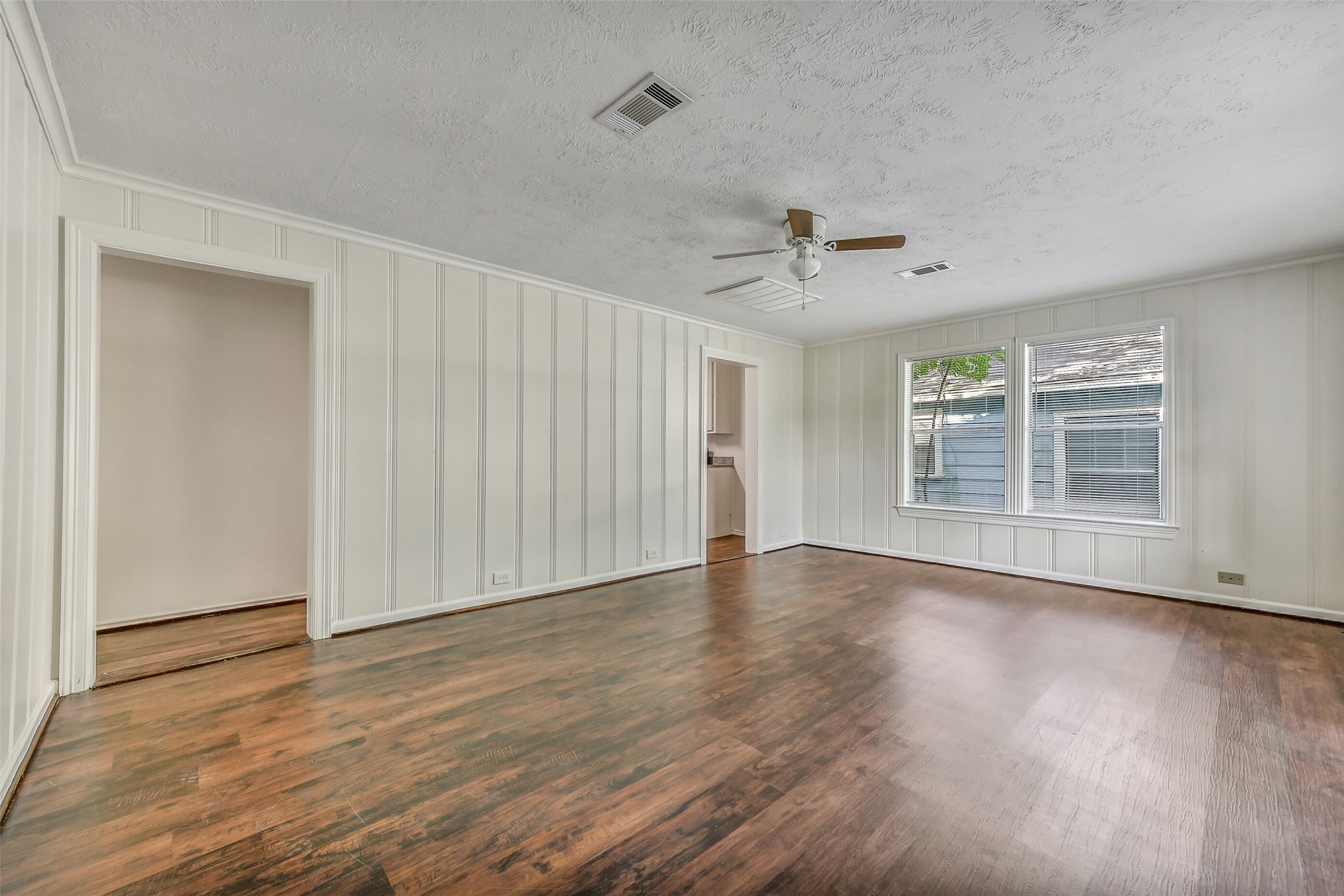 809 Chestnut Street La Marque, TX 77568 - Photo 5 of 25 Notice all of the natural light.