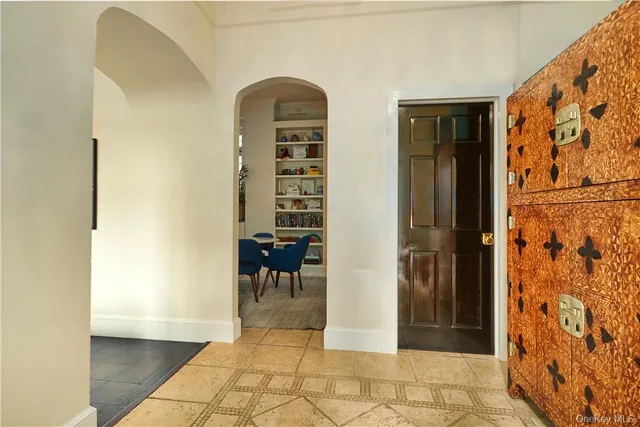 a view of livingroom with furniture and dining room