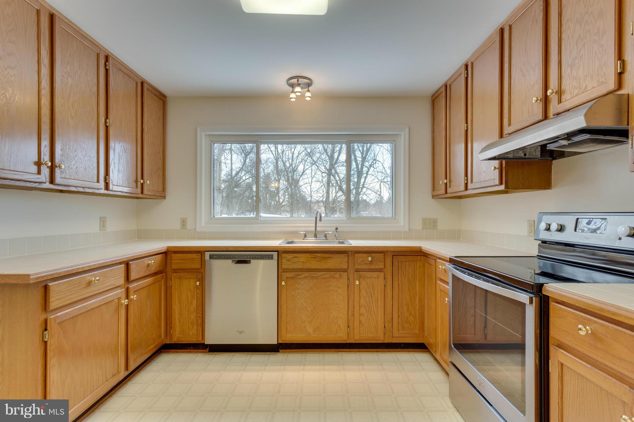 7200 Thrasher Road McLean, VA 22101 - Photo 6 of 19 Kitchen
