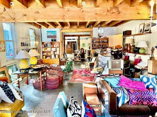 a close up view of a washer and dryer