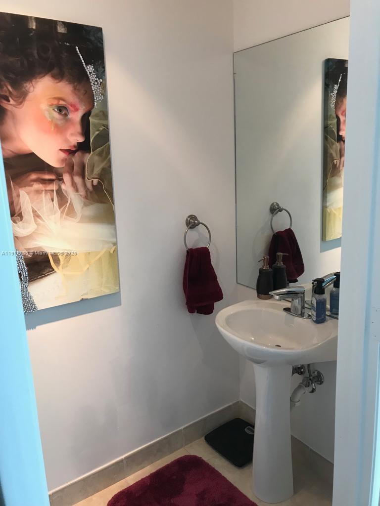 90 Southwest 3rd Street, Unit 2911 Miami, FL 33130 - Photo 12 of 33 Guest Bathroom