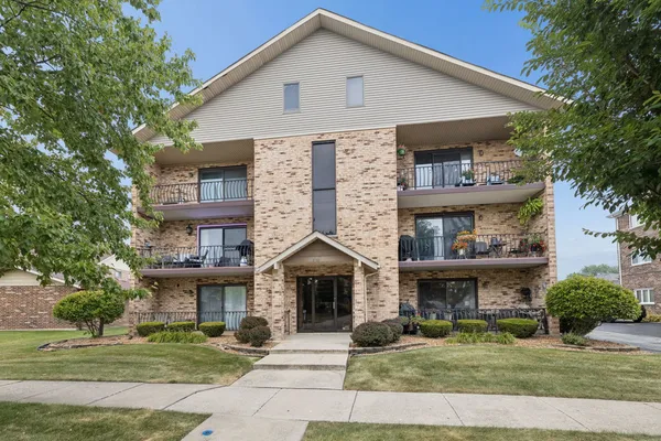 $235,000 | 8158 169th Street, Unit 1W, Tinley Park, IL 60477