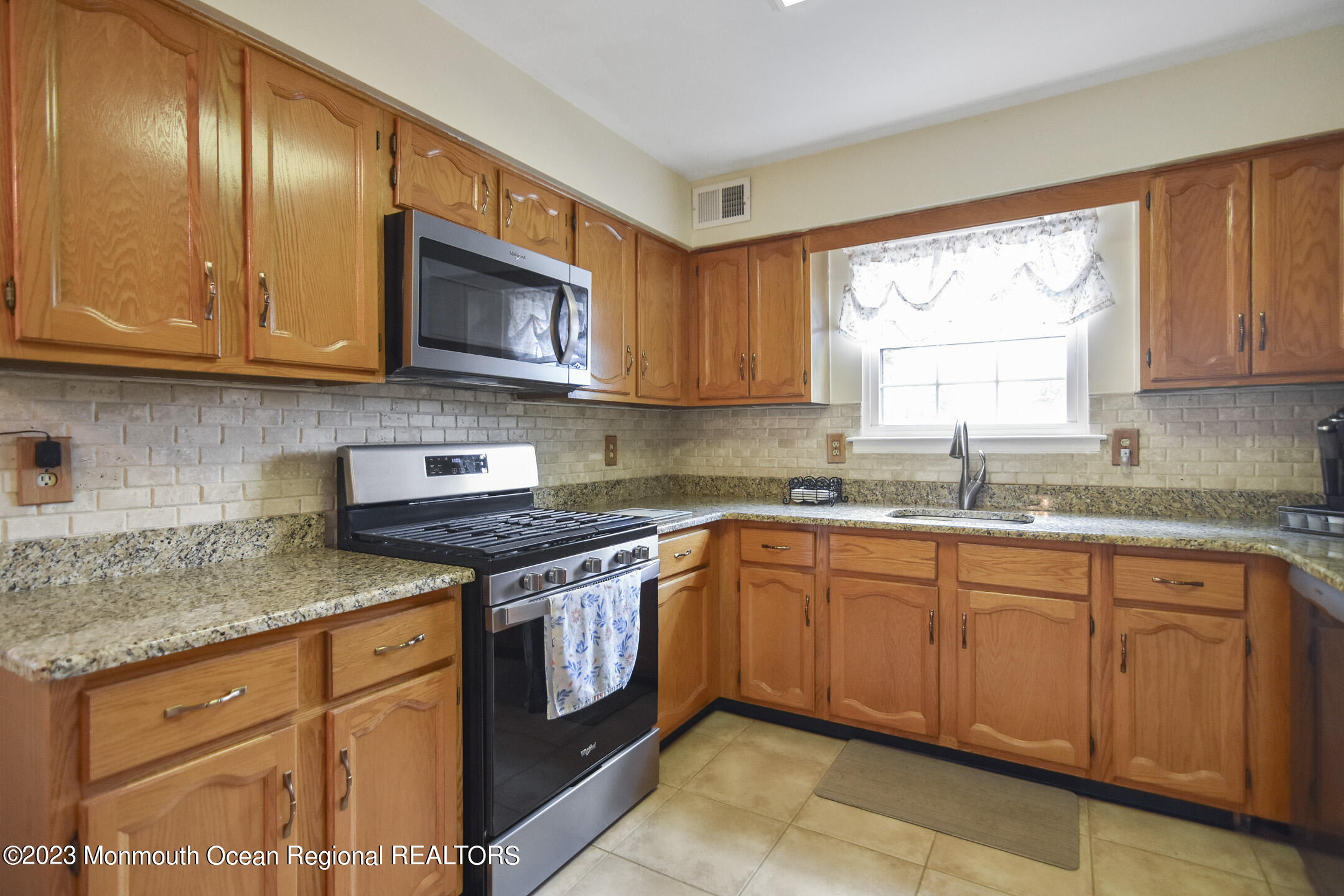 12 Rita Drive Howell, NJ 07731 - Photo 11 of 31 DSC_0376