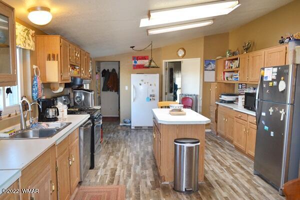 4915 Jack Rabbit Road Snowflake, AZ 85937 - Photo 5 of 56 a kitchen with a sink stove and refrigerator