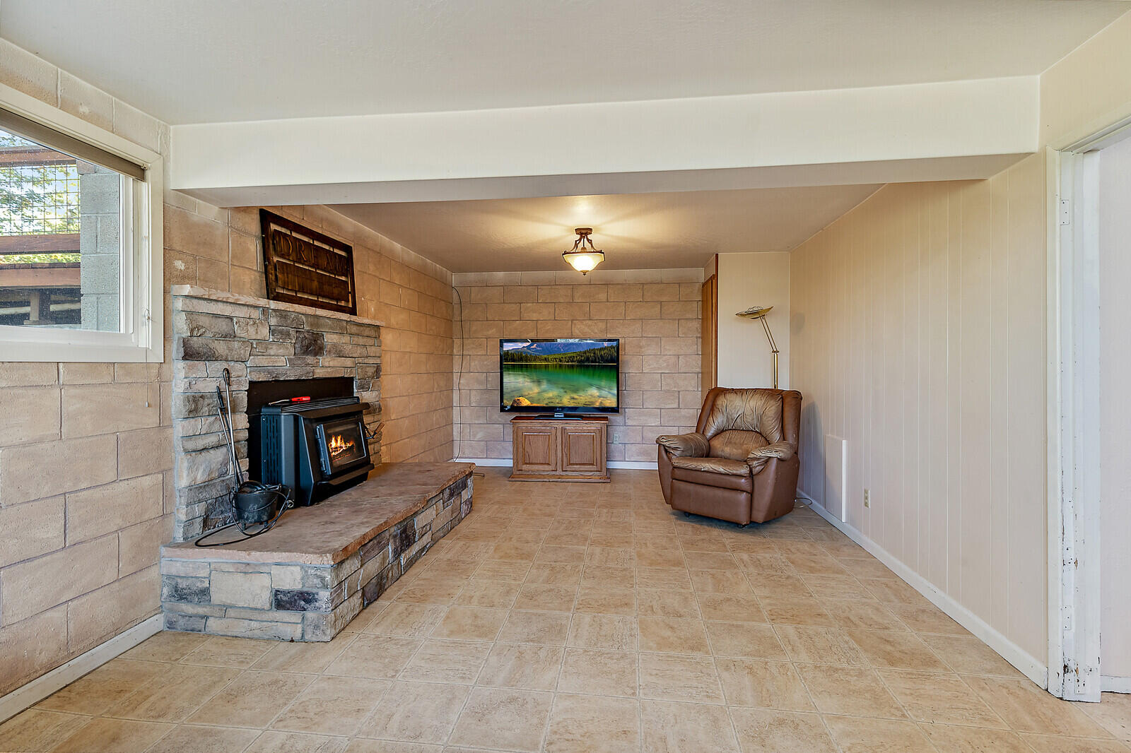 1477 Worthington Road Eagle Point, OR 97524 - Photo 28 of 65 29-Family Room