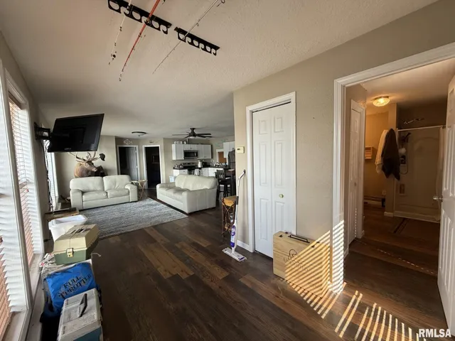 $100,000 | 1483 North County Road 1500, Roseville, IL 61473