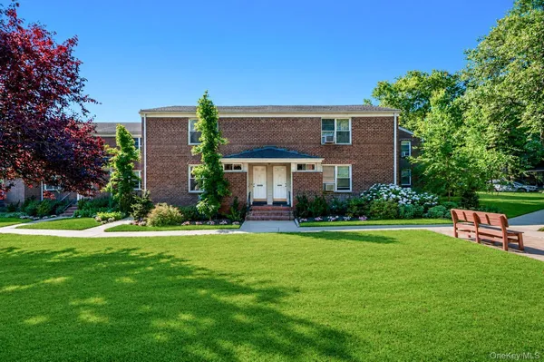 $324,999 | 75 Edwards Street, Unit 1C, Roslyn Heights, NY 11577