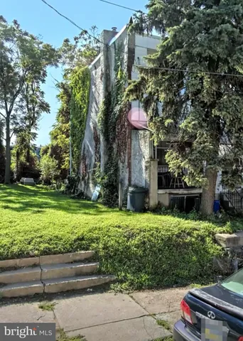 a view of a back yard of the house