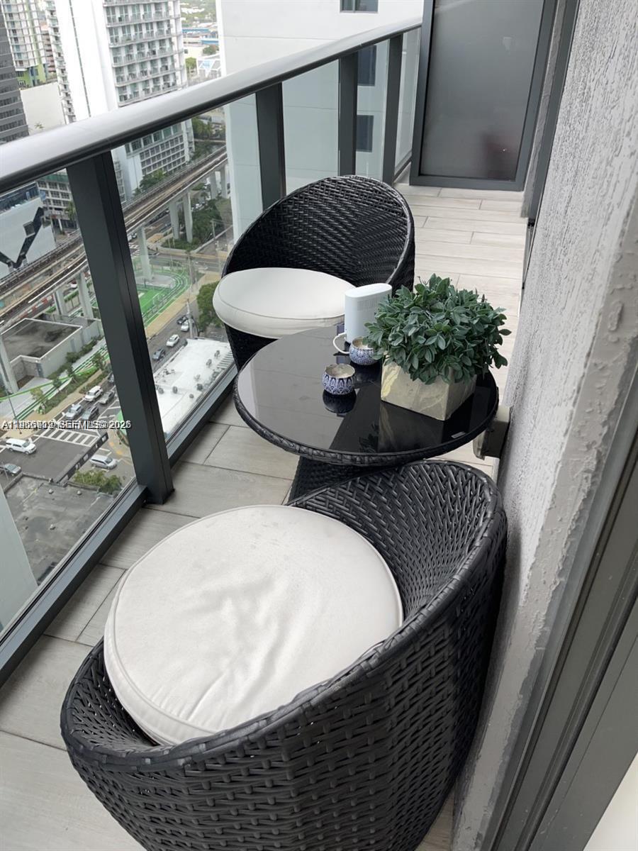 55 Southwest 9th Street, Unit 2307 Miami, FL 33130 - Photo 23 of 35 a close view of light