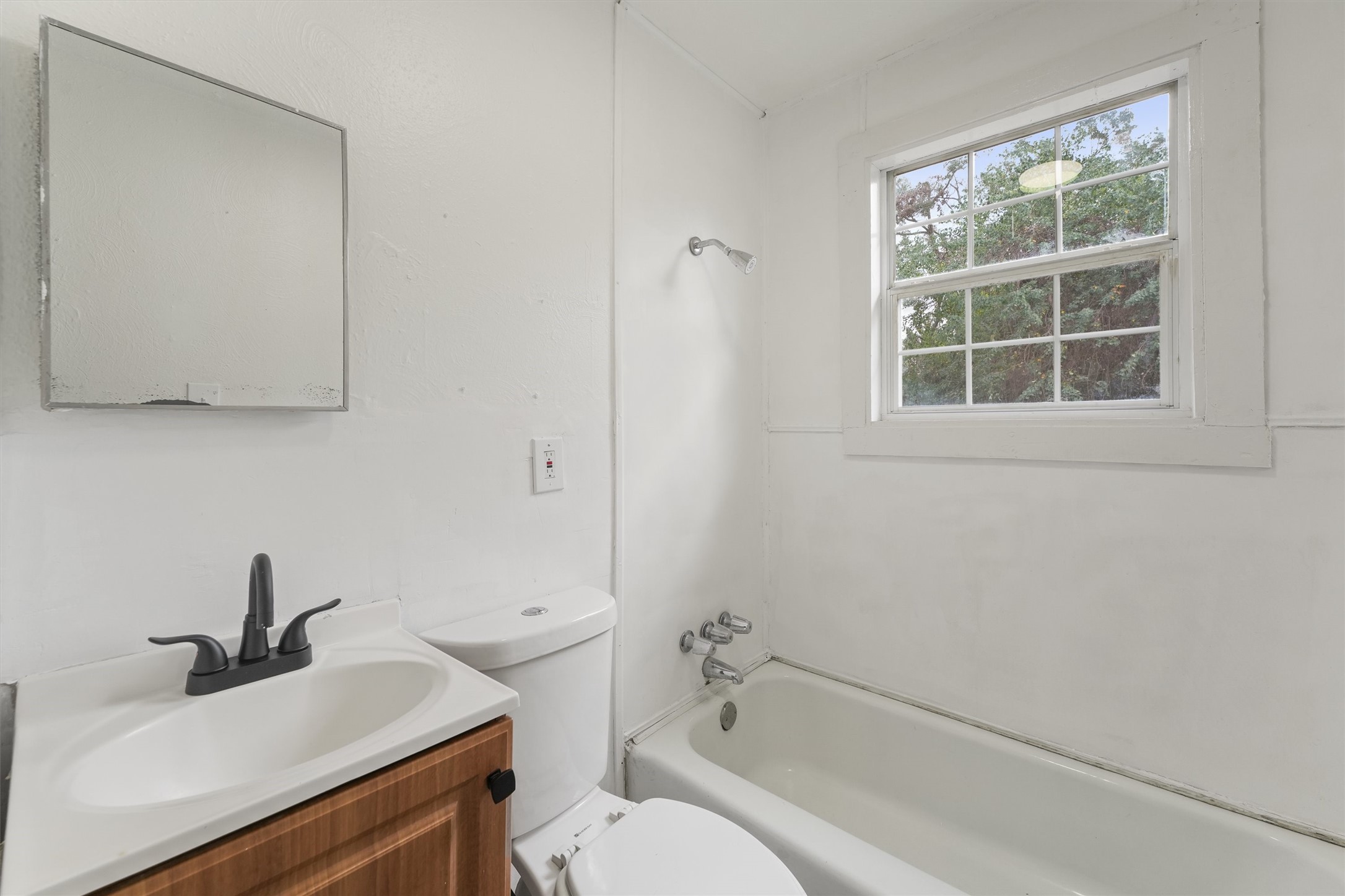 8514 Spaulding Street Houston, TX 77016 - Photo 7 of 19 a bathroom with a sink a toilet and a tub