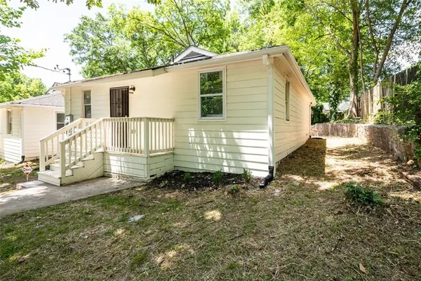 a view of a house with a yard