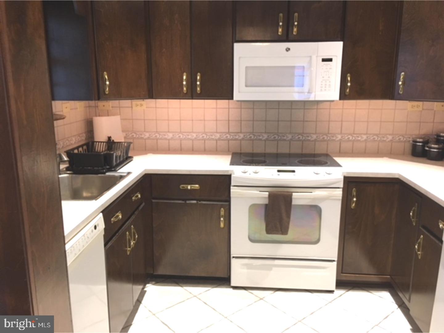 52 Crown Road Levittown, PA 19057 - Photo 6 of 25 Kitchen