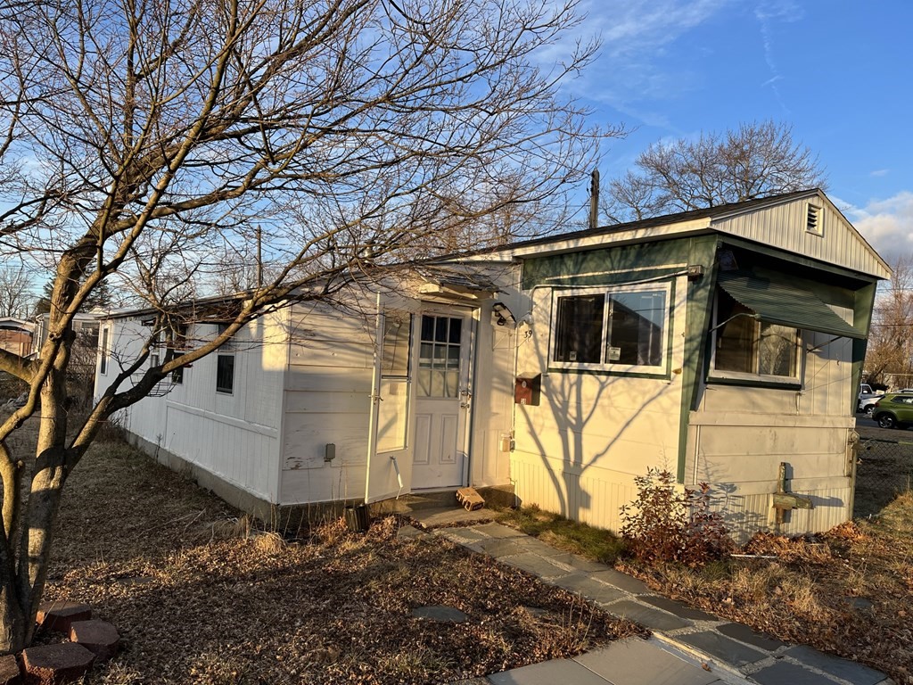 39 Mobile Home Way Springfield, MA 01119 - Photo 1 of 11 Gallery Image 1