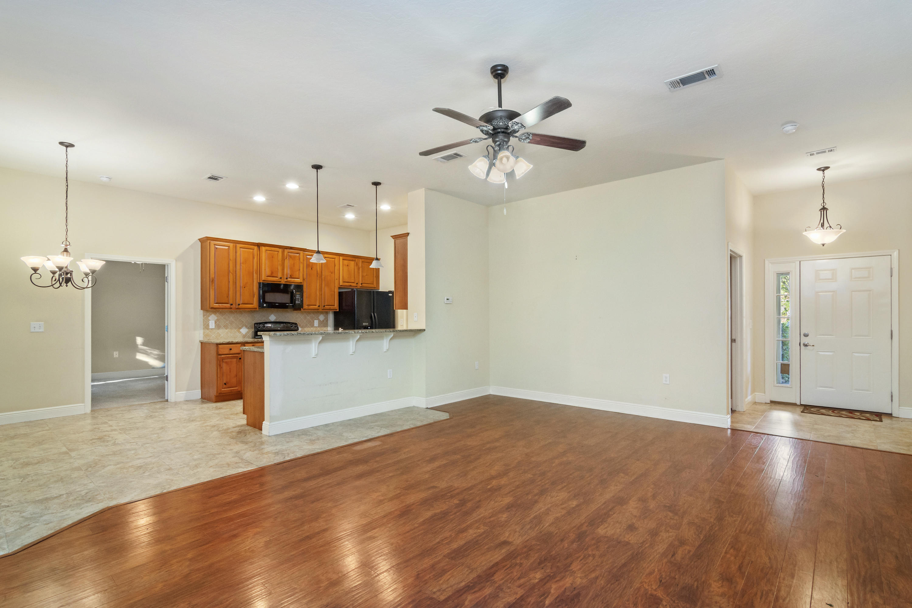 112 Pointer Lane Crestview, FL 32536 - Photo 4 of 28 entryway into living/dining