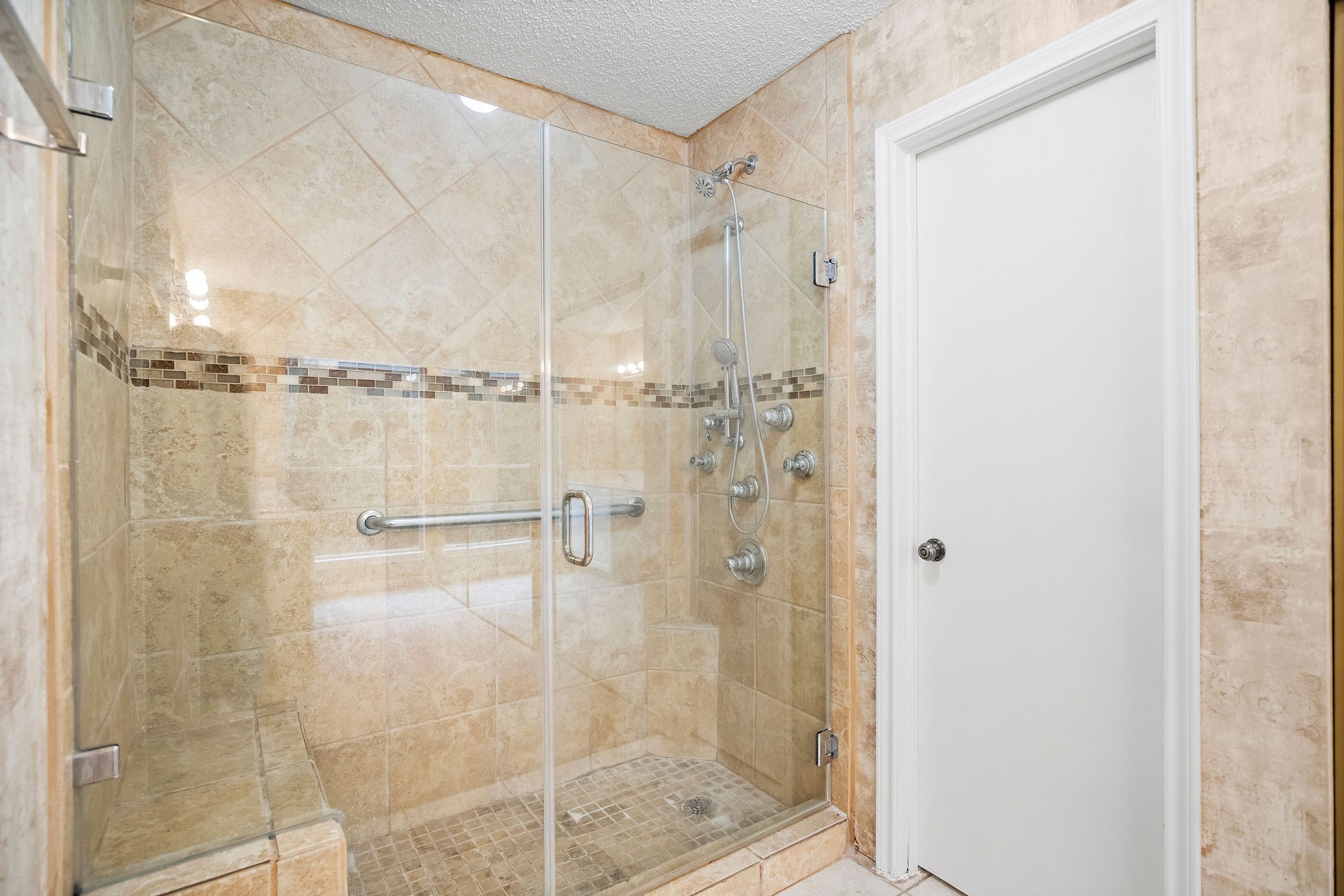 22 South Rain Forest Court Spring, TX 77380 - Photo 21 of 29 a bathroom with a glass shower door