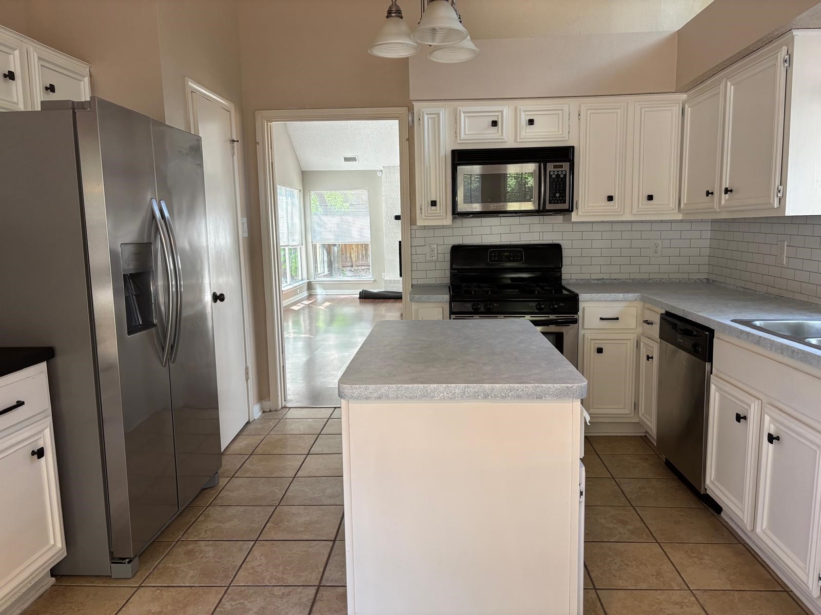 22 South Rain Forest Court Spring, TX 77380 - Photo 6 of 29 a kitchen with a stove microwave and refrigerator