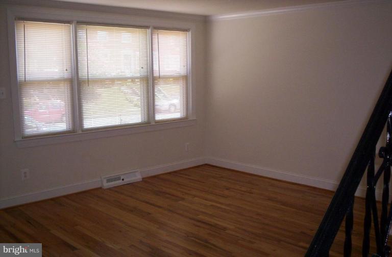 5444 Bucknell Road Baltimore, MD 21206 - Photo 5 of 18 Living Room