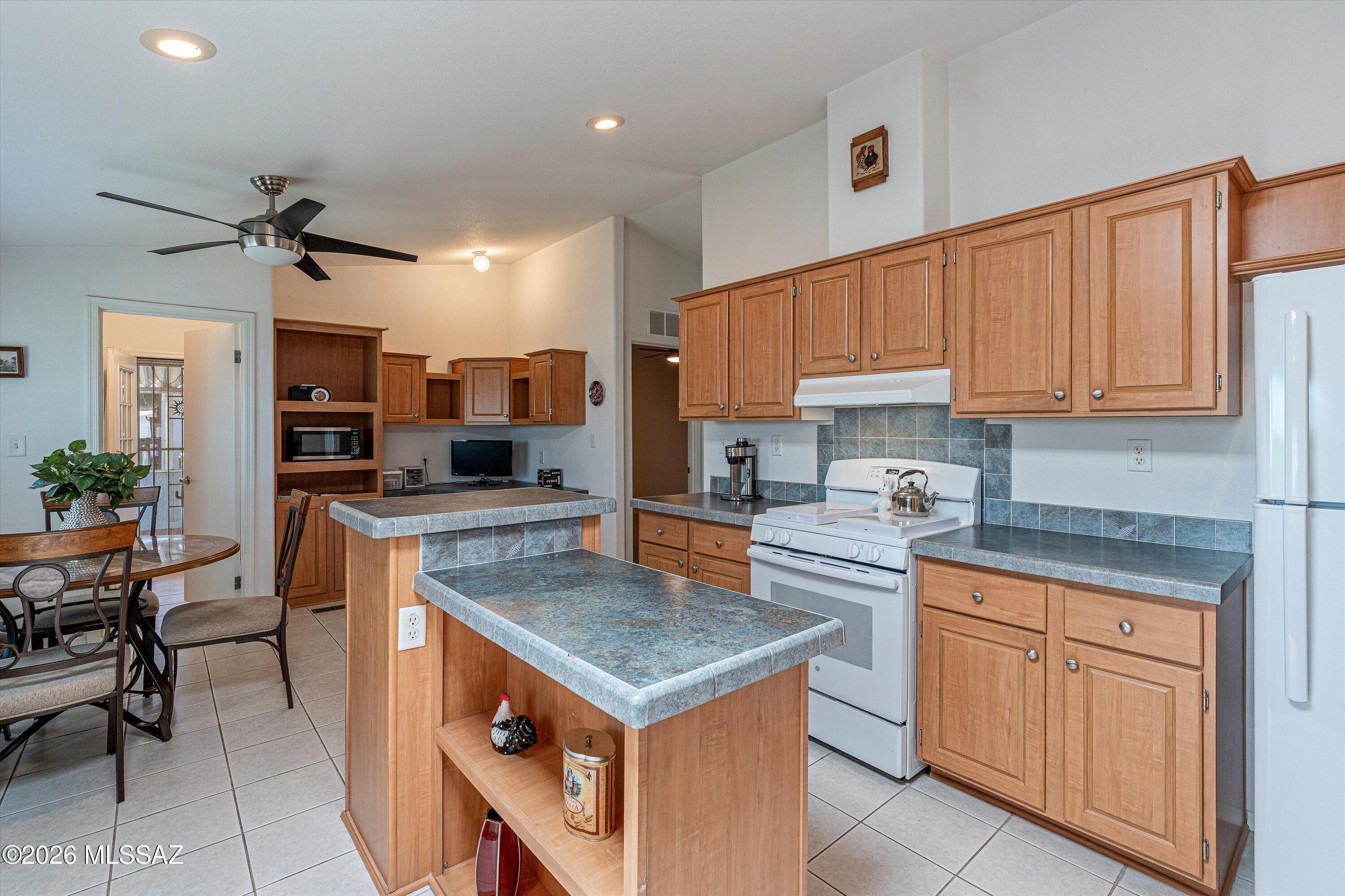 8401 South Kolb Road, Unit 524 Tucson, AZ 85756 - Photo 1 of 31 Kitchen