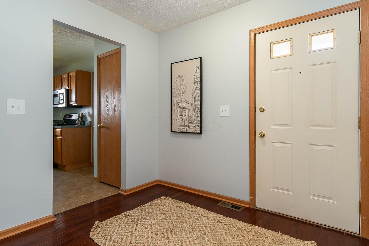 77 Beech Court Delaware, OH 43015 - Photo 3 of 34 foyer