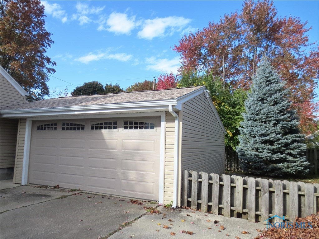 2124 Fairfax Road Toledo, OH 43613 - Photo 4 of 29 Gallery Image 4