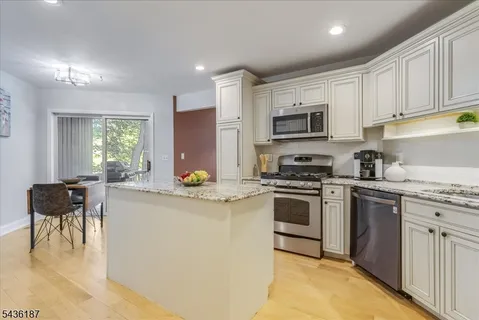 $785,000 | 35 Indian Run, Watchung, NJ 07069