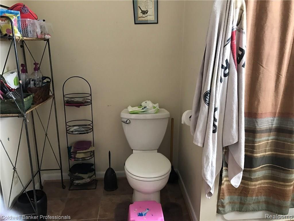 301 East Road Holly, MI 48442 - Photo 14 of 34 E BATHROOM 2.JPG