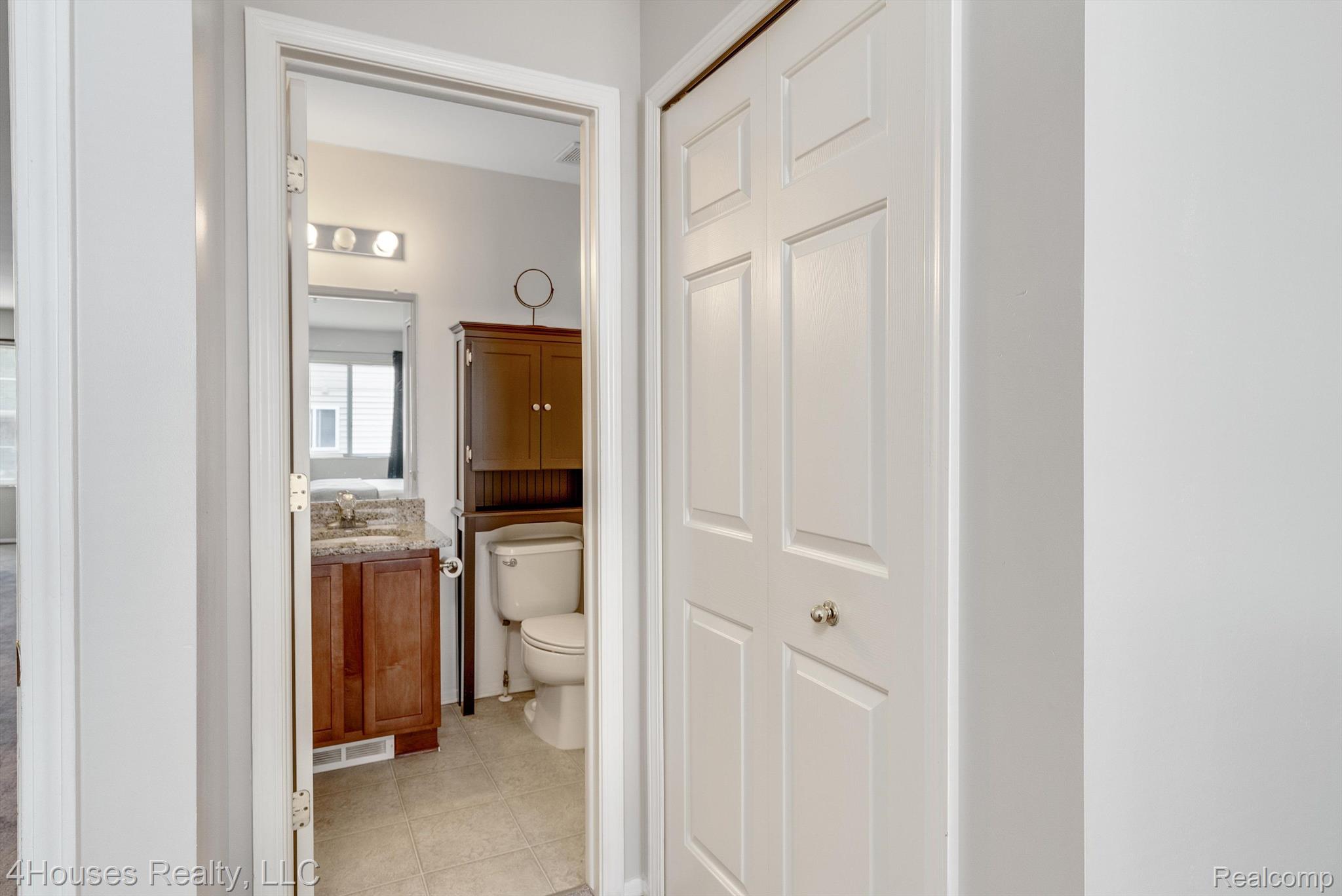 654 Lydia Lane, Unit 48 Pontiac, MI 48341 - Photo 29 of 38 Primary Full Bath