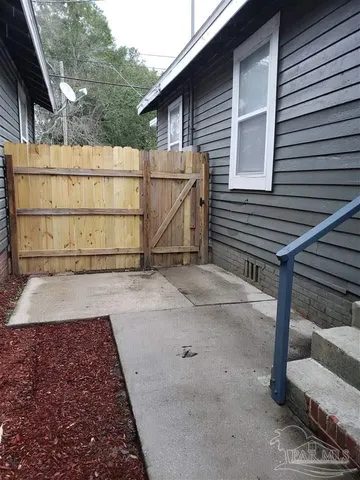 a view of a backyard