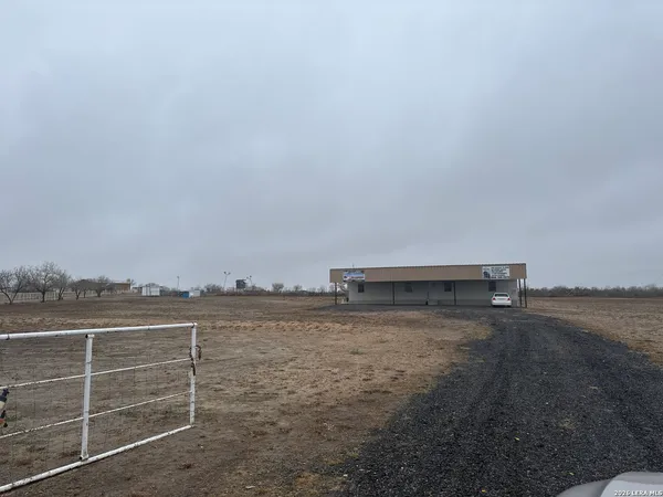 $2,500 | 2265 Ih 35, Encinal, TX 78019