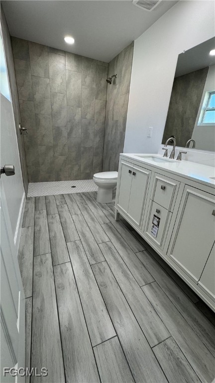 3314 36th Street Southwest Lehigh Acres, FL 33976 - Photo 14 of 23 a bathroom with a sink and a mirror