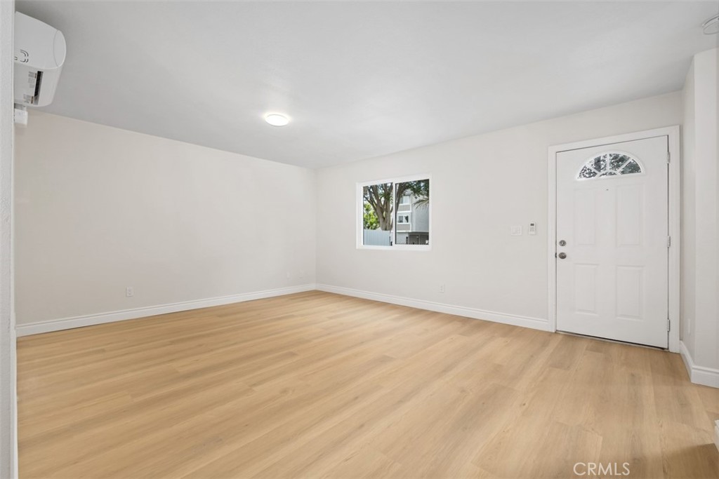 1009 North Parton Street Santa Ana, CA 92701 - Photo 11 of 17 Living room