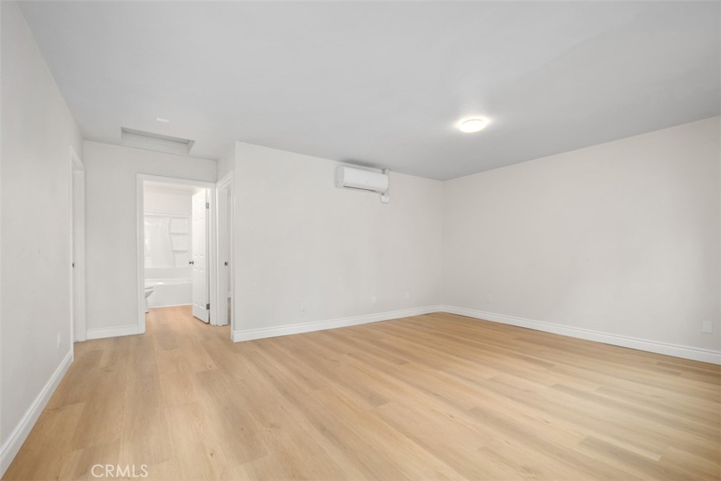 1009 North Parton Street Santa Ana, CA 92701 - Photo 10 of 17 Living room
