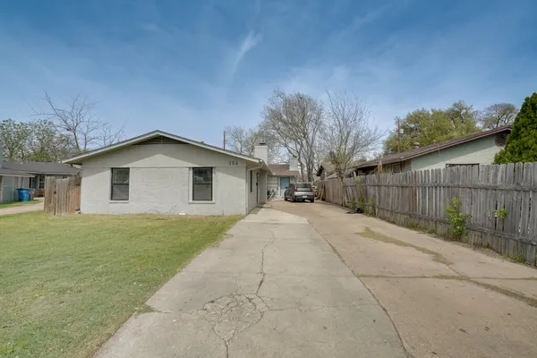 $1,725 | 304 John N Garner Circle, Unit A2, Austin, TX 78753