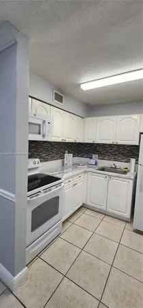 $2,150 | 9403-9405 Southwest 76th Street, Unit Y32, Miami, FL 33173