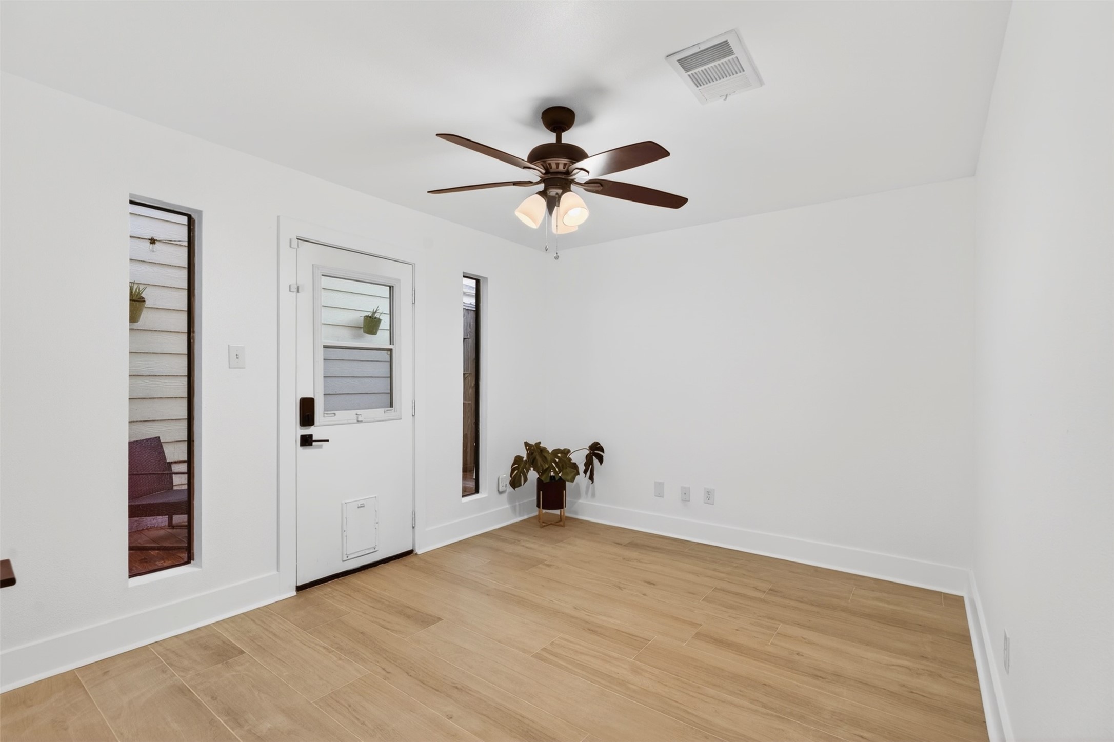 2716 Bagby Street Houston, TX 77006 - Photo 23 of 29 an empty room with closet and a ceiling fan