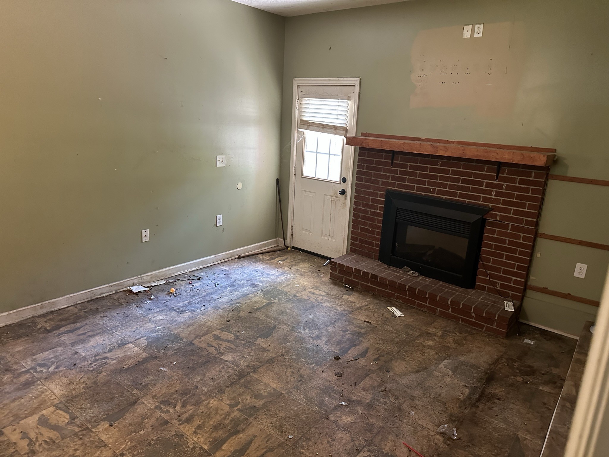 10026 Mona Road Murfreesboro, TN 37129 - Photo 60 of 64 an empty room with a fireplace