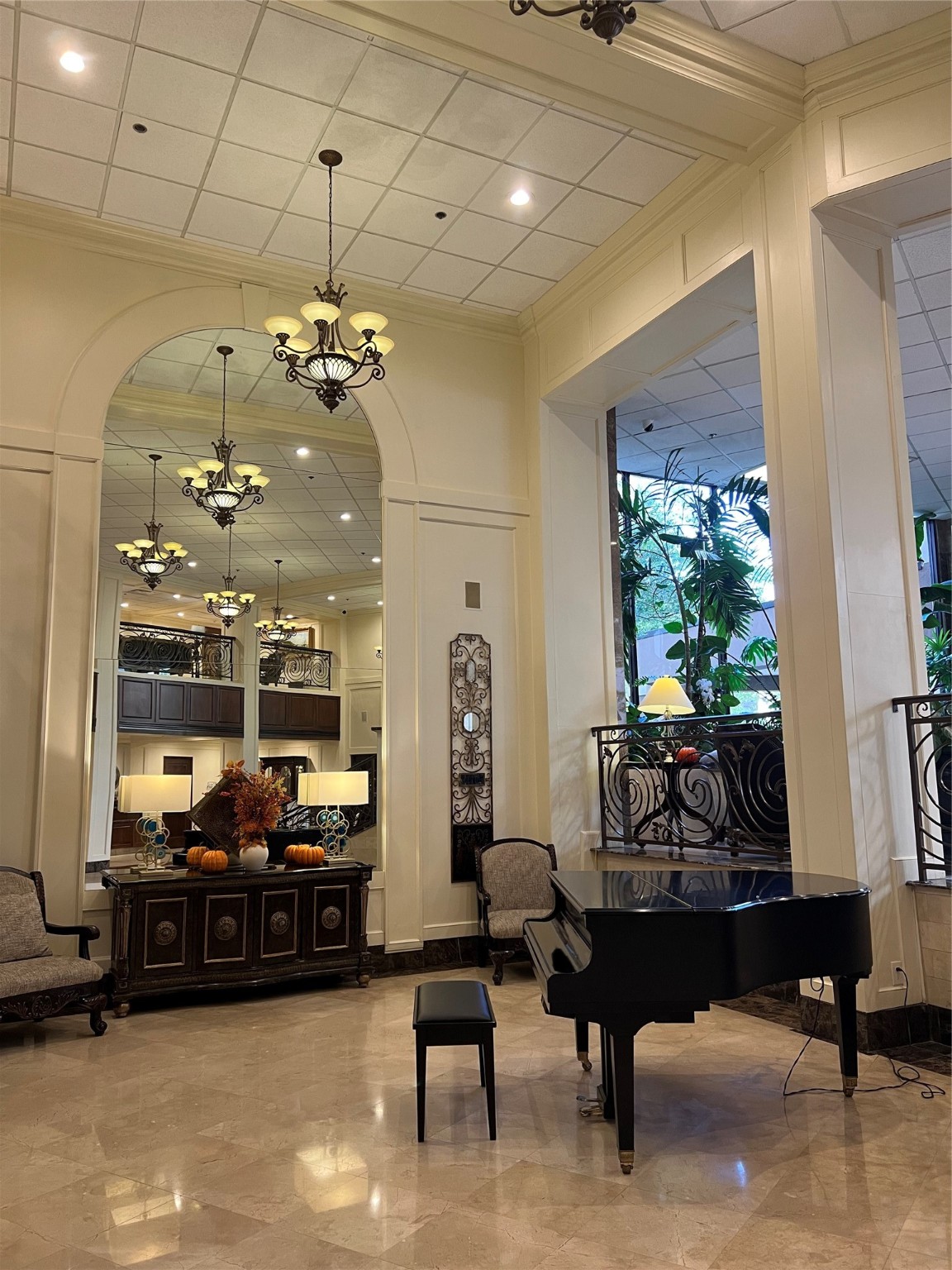 3525 Sage Road, Unit 1218 Houston, TX 77056 - Photo 14 of 18 a living room with furniture