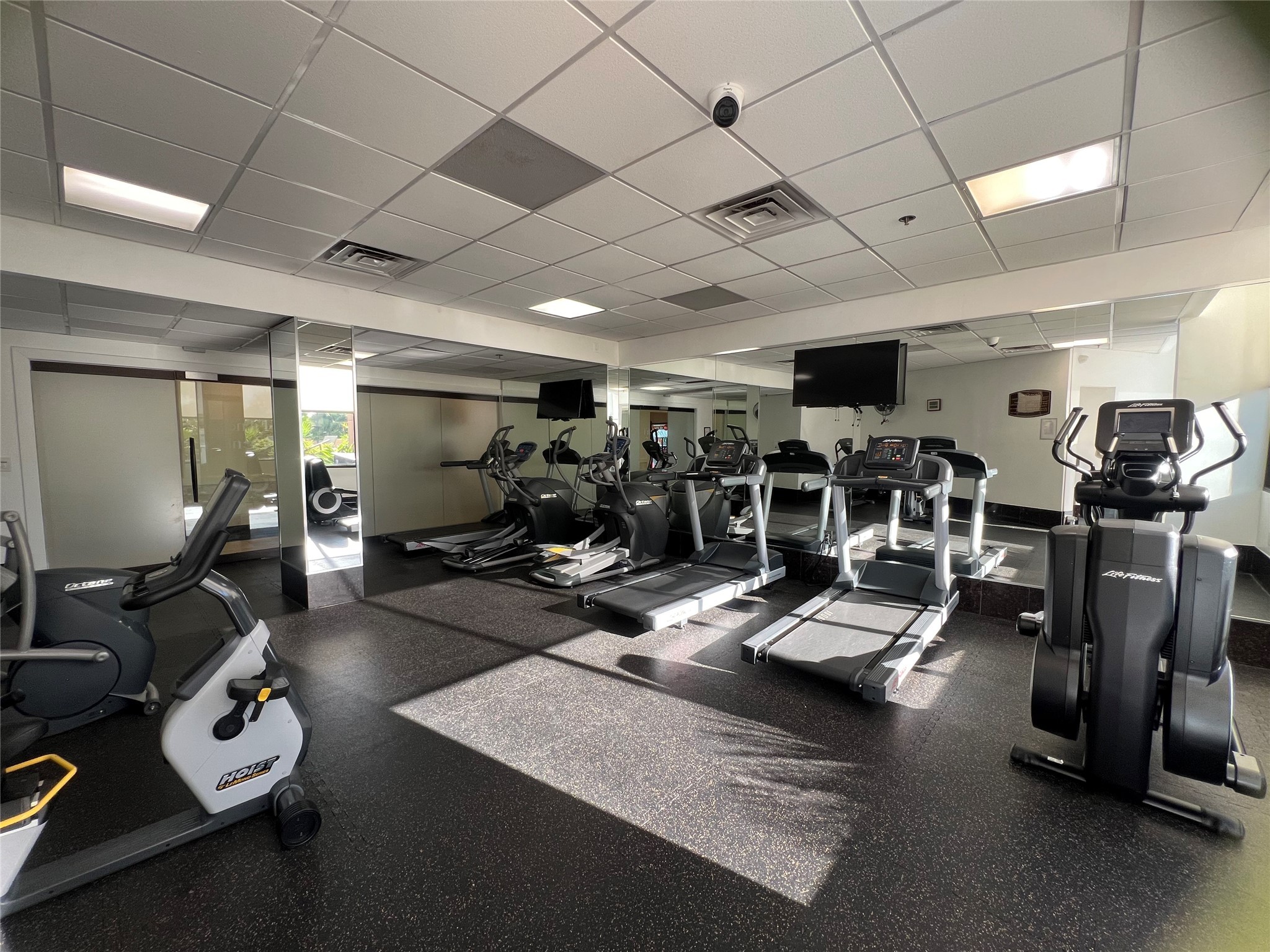 3525 Sage Road, Unit 1218 Houston, TX 77056 - Photo 16 of 18 a room with gym equipment and a view of living room