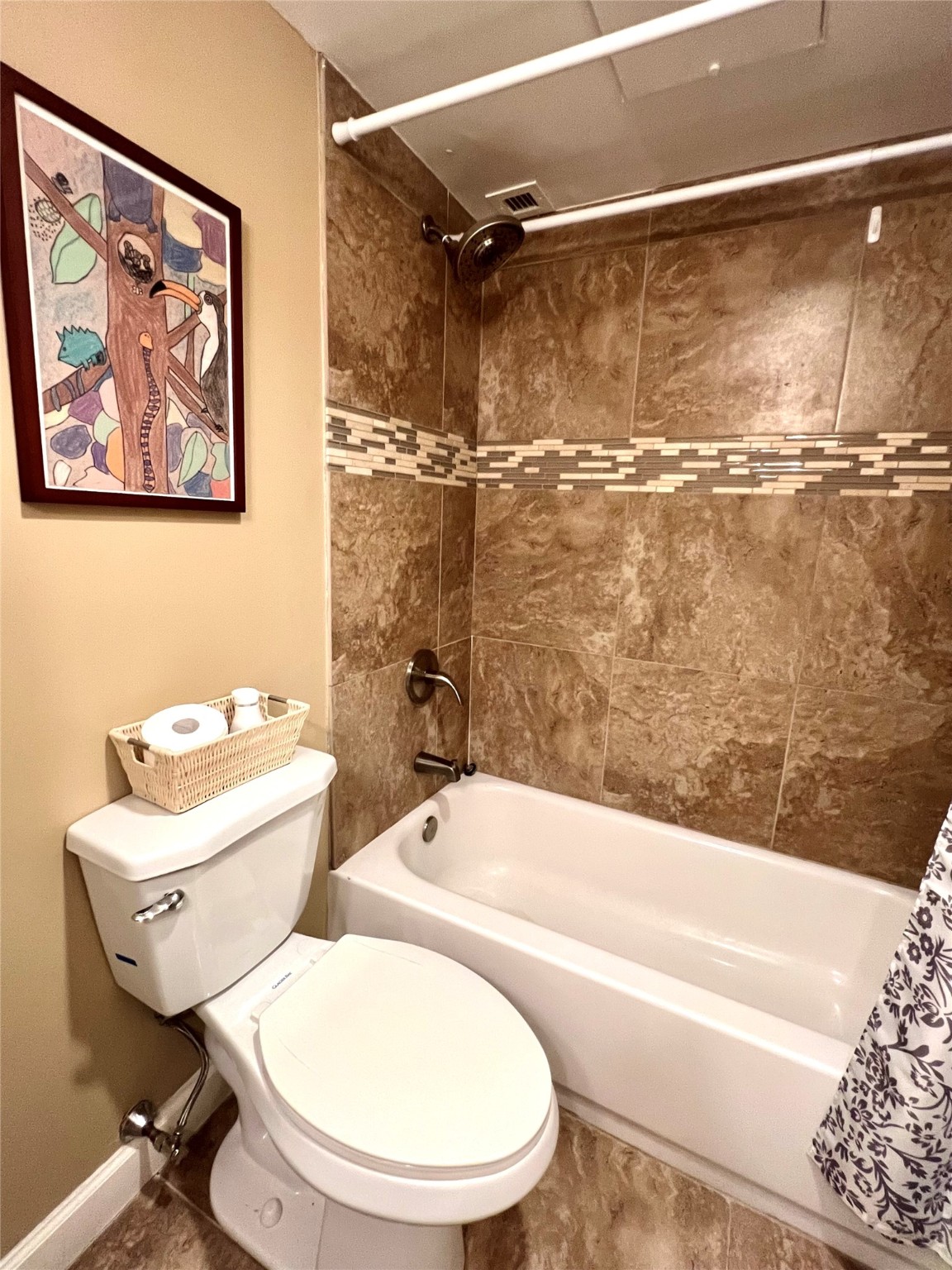 3525 Sage Road, Unit 1218 Houston, TX 77056 - Photo 10 of 18 a bathroom with a toilet and a bathtub