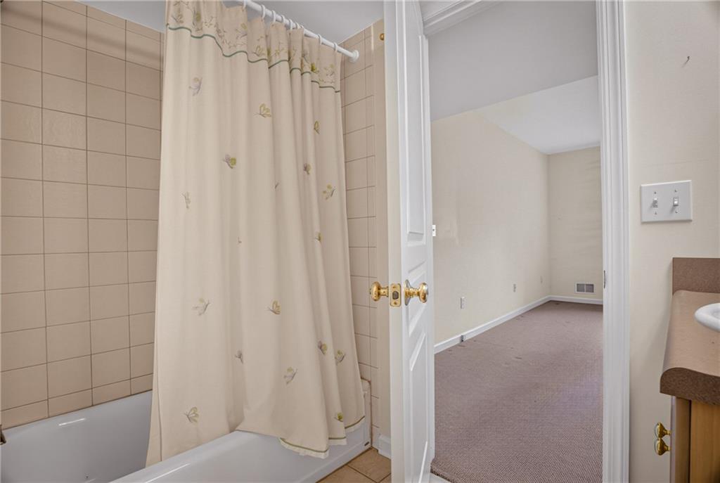 502 Farndale Road Pittsburgh, PA 15215 - Photo 42 of 50 Shower and tub combo.