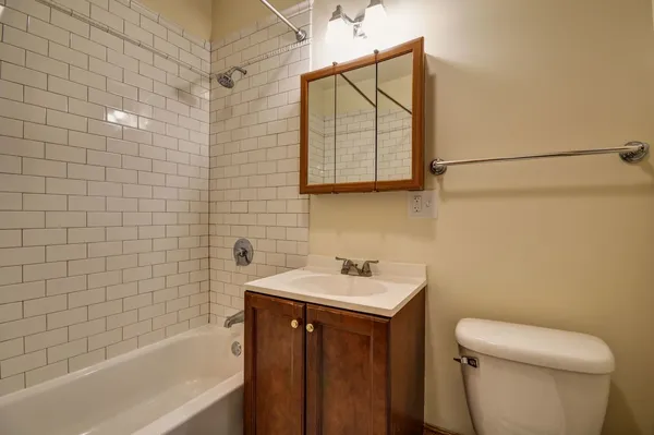 $4,695 | 3724 North Fremont Street, Unit 2, Chicago, IL 60613