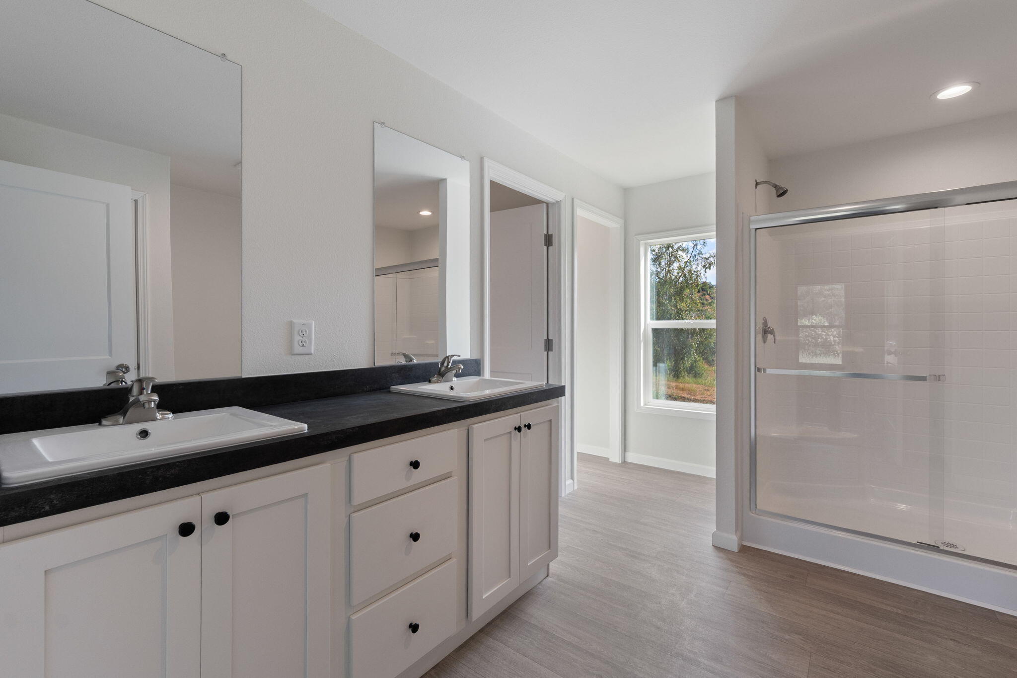 11258 Iron Mountain Road Redding, CA 96001 - Photo 17 of 27 Large master bath