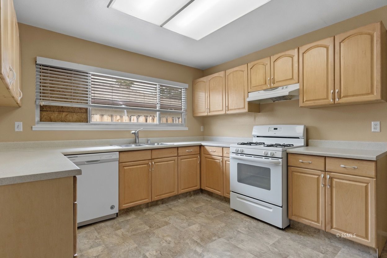 325 South Lincoln Street Ridgecrest, CA 93555 - Photo 13 of 35