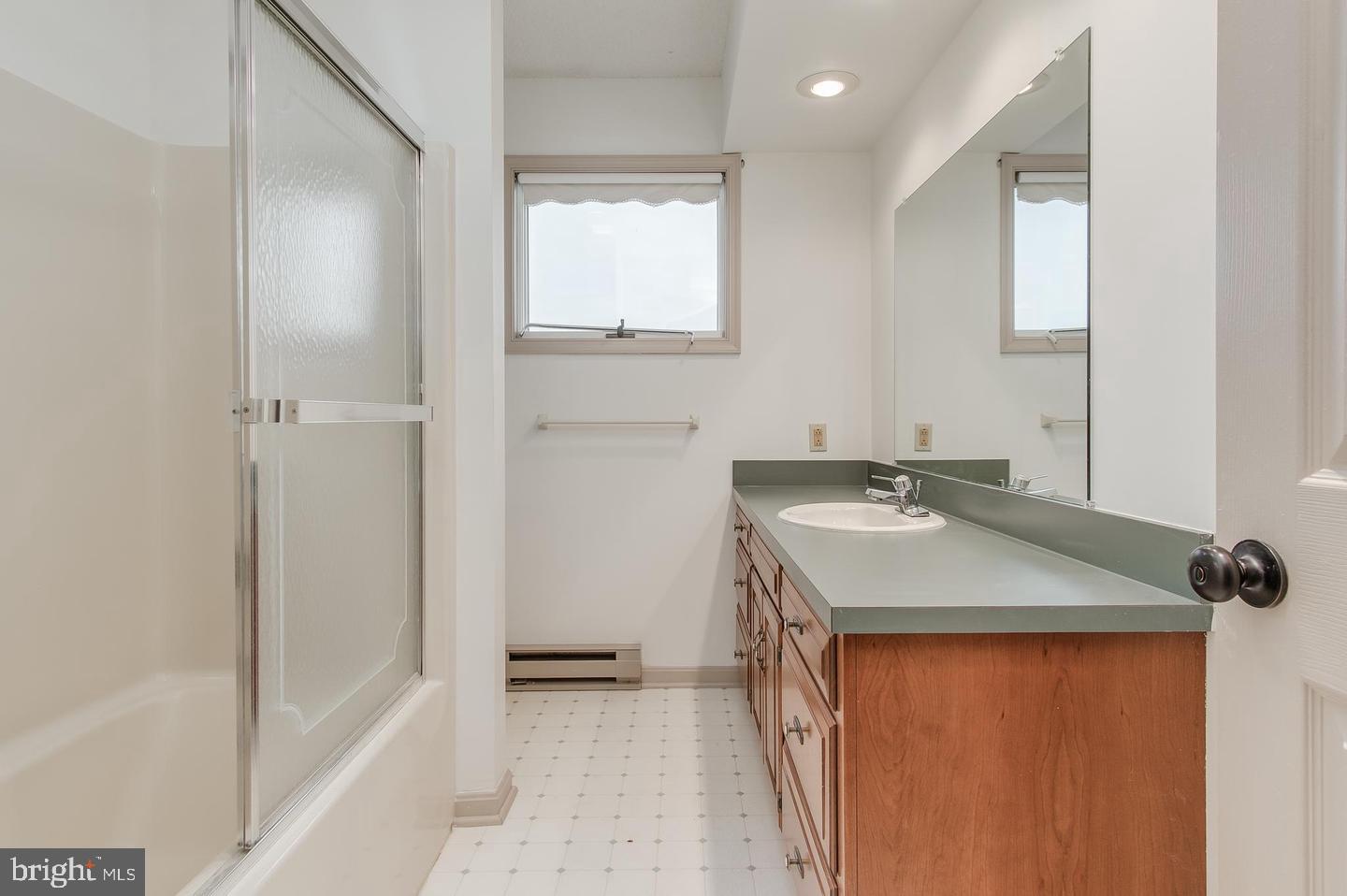 15529 Dellinger Road Williamsport, MD 21795 - Photo 37 of 42 2nd Floor Hall Bath