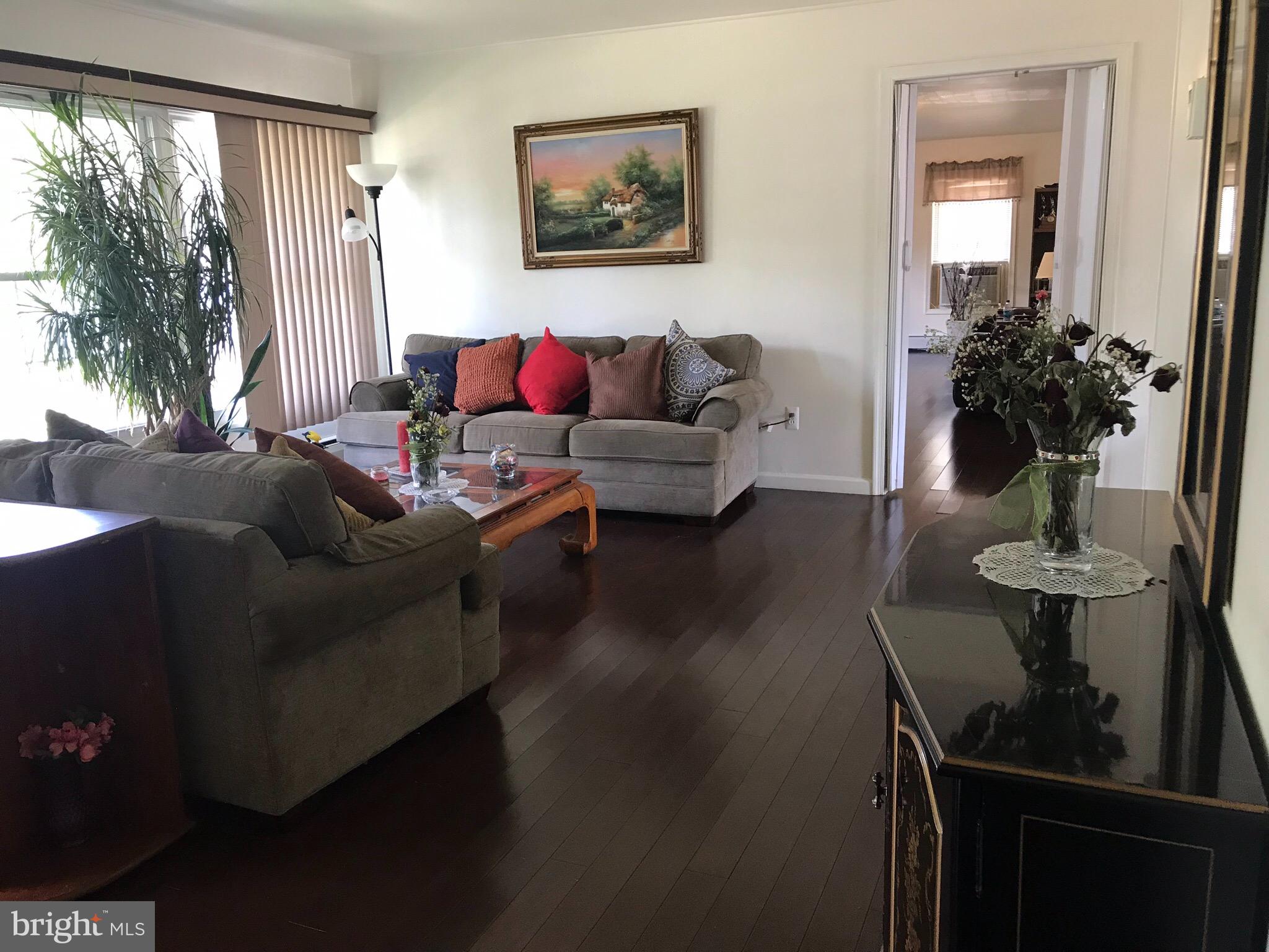 40 Horn Road Levittown, PA 19056 - Photo 5 of 28 Livingroom
