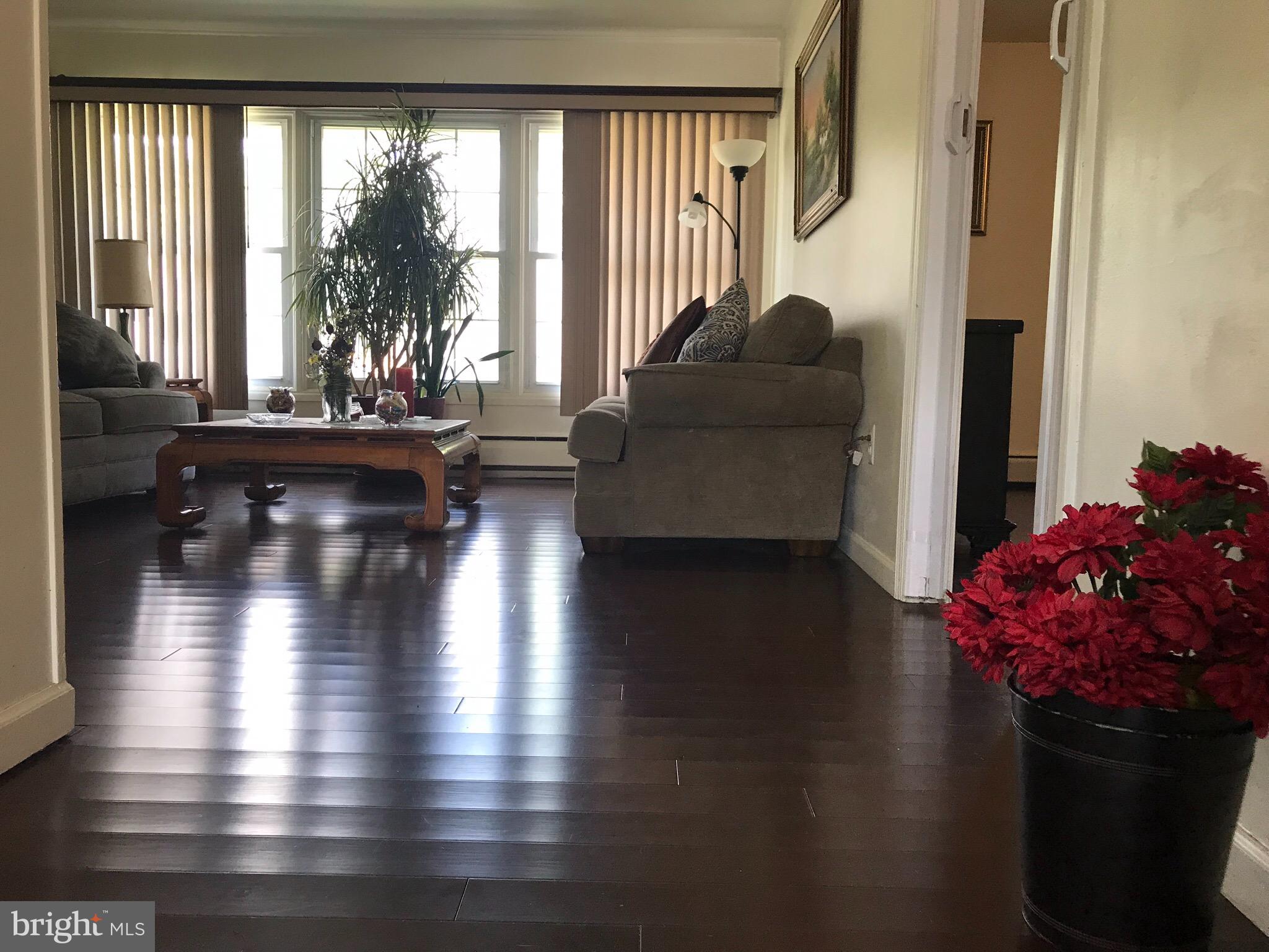 40 Horn Road Levittown, PA 19056 - Photo 7 of 28 Livingroom