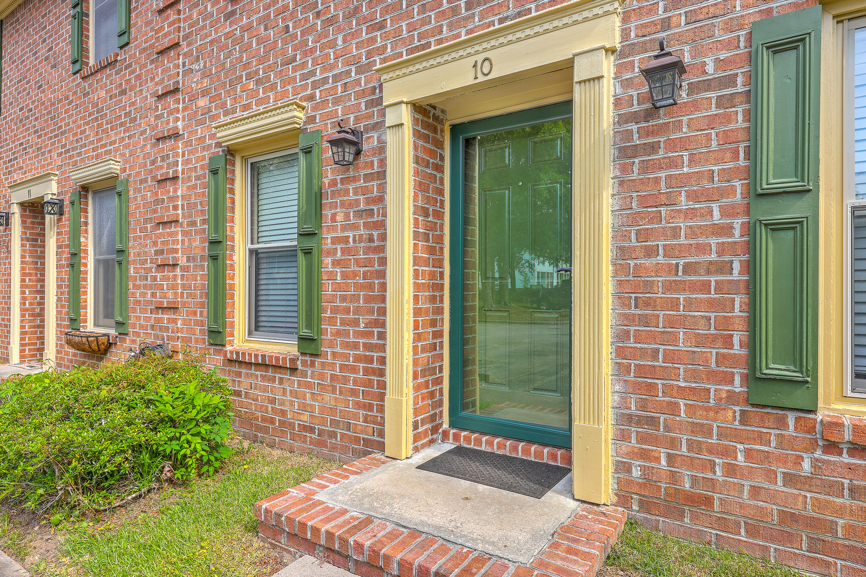 302 Springview Lane, Unit 10 Summerville, SC 29485 - Photo 1 of 30 ZYN_0594_595_596_597_598_599_600