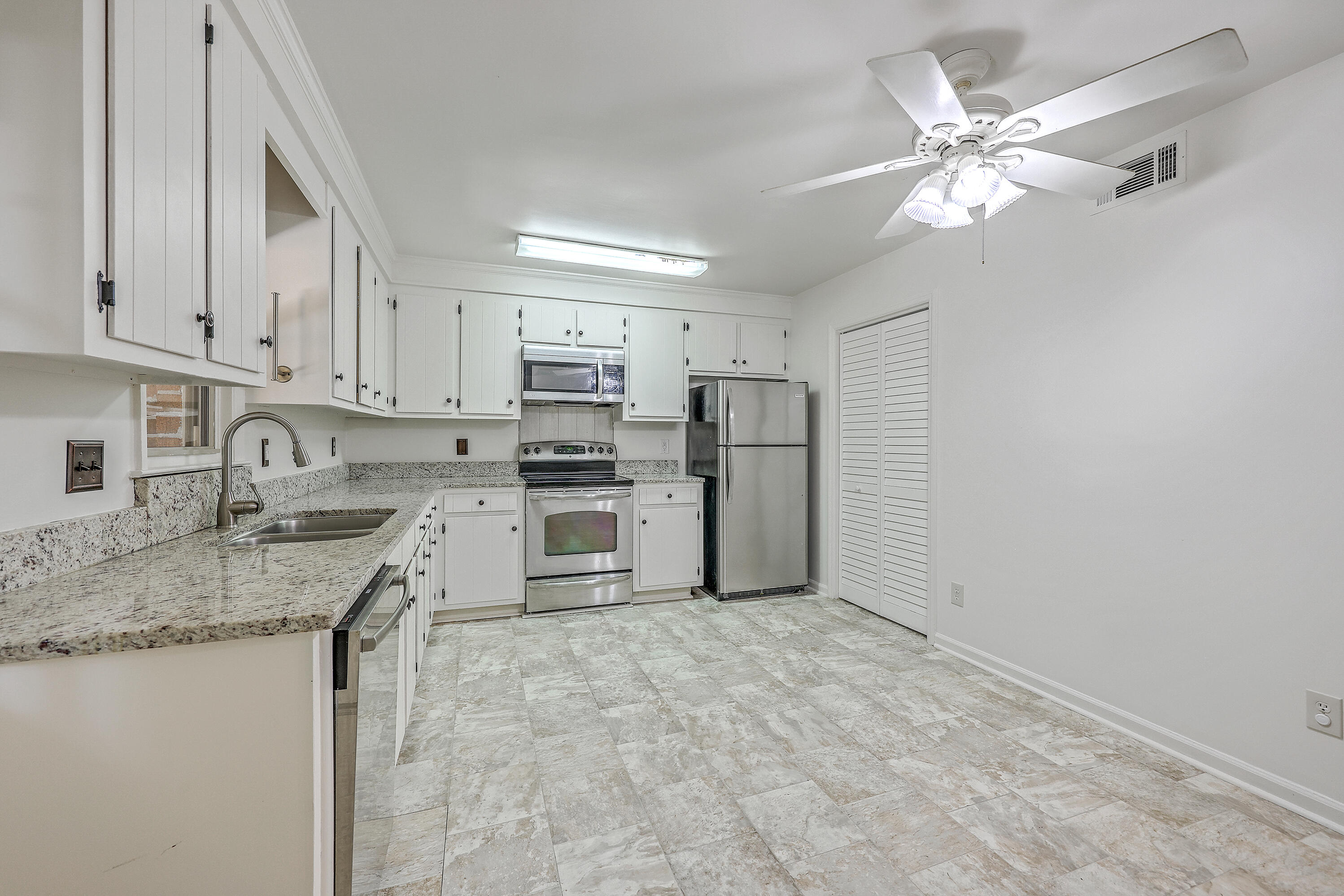 302 Springview Lane, Unit 10 Summerville, SC 29485 - Photo 14 of 30 ZYN_0650_1_2_3_4_5_6