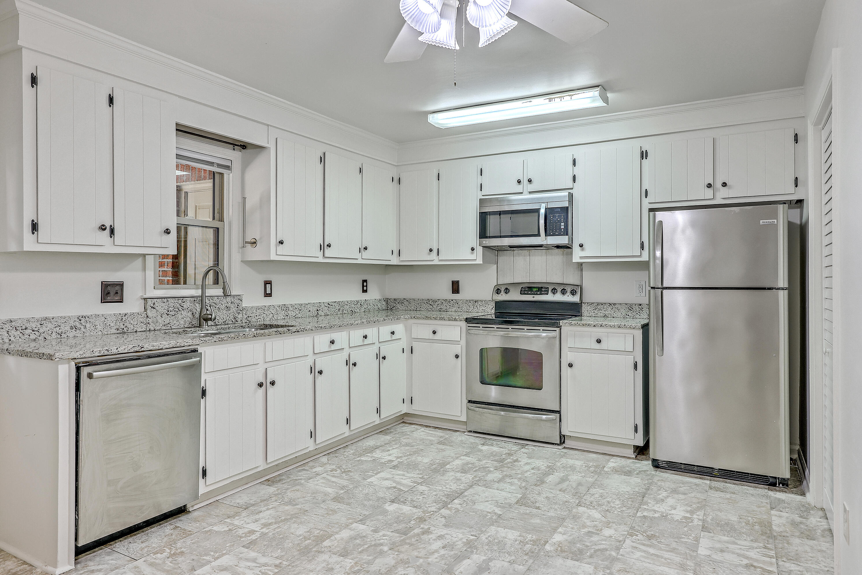 302 Springview Lane, Unit 10 Summerville, SC 29485 - Photo 8 of 30 ZYN_0643_4_5_6_7_8_9
