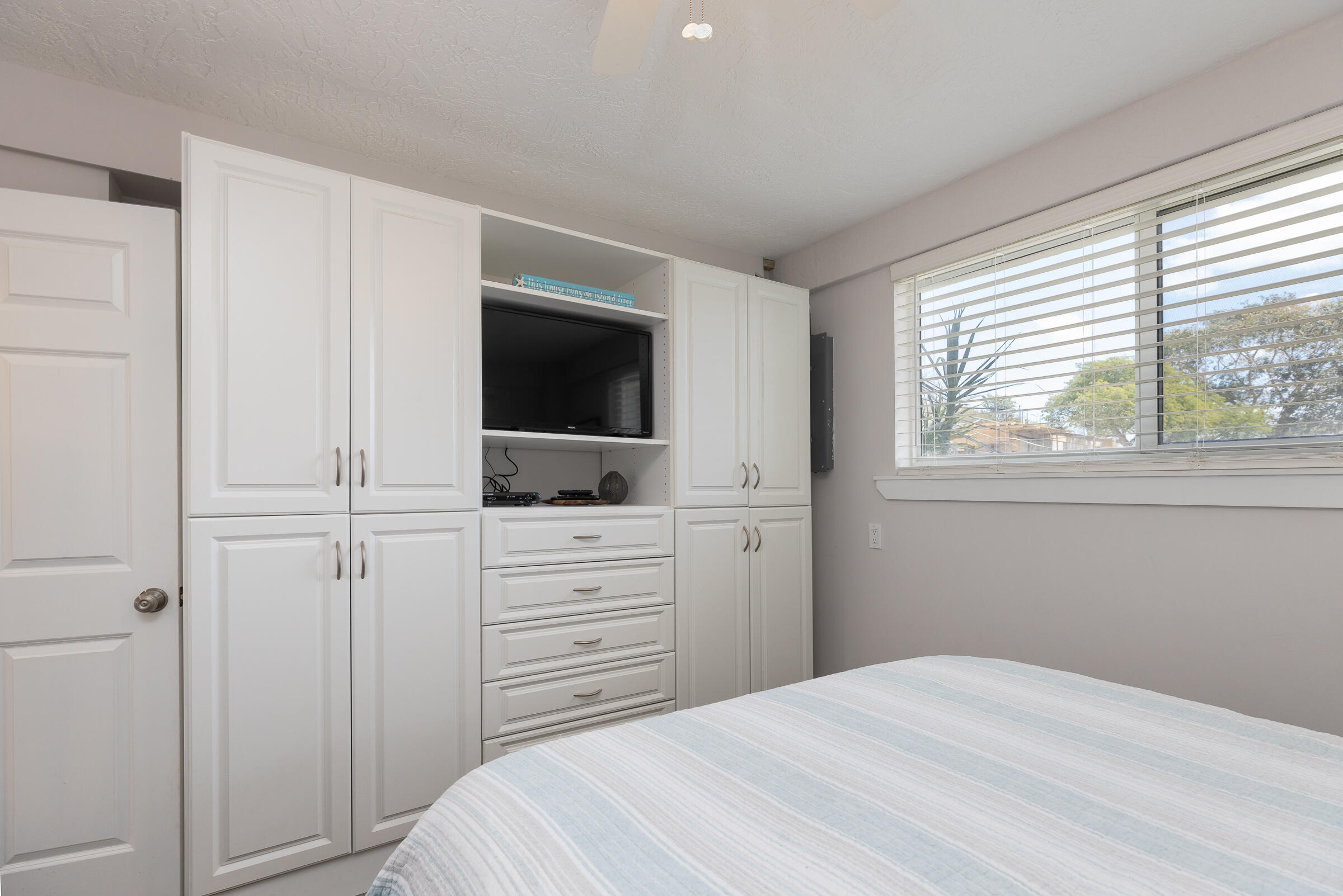 39 Lake Shore Drive Key Largo, FL 33037 - Photo 32 of 47 a bedroom with a bed and a flat tv screen in it